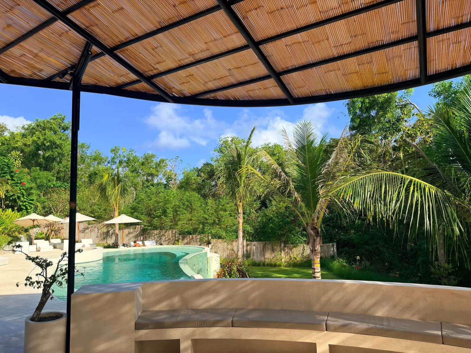 A look around the property and pool area