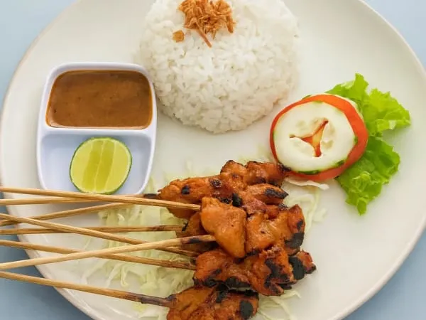 Relaxed dining atmosphere by the pool